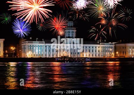 Kunstkamera la nuit avec feux d'artifice, premier musée en Russie, établi par Pierre le Grand, Saint-Pétersbourg Banque D'Images