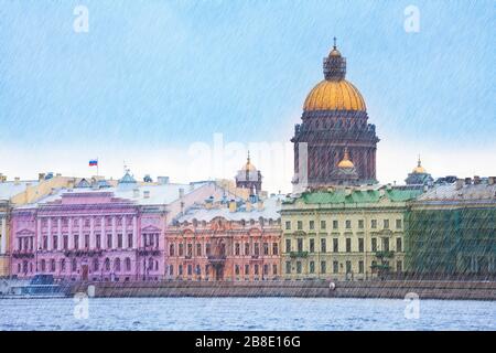 Cathédrale Saint-Isaac au-dessus de la rivière Neva et du bankment de l'Amirauté pendant la pluie, Saint-Pétersbourg, Russie Banque D'Images