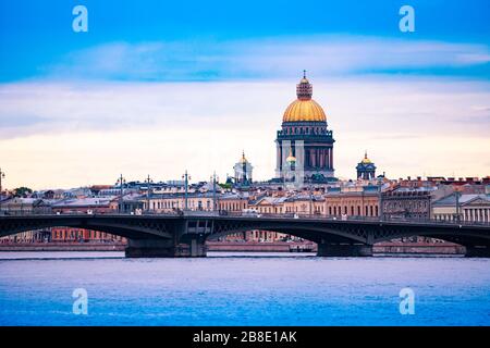 Cathédrale Saint-Isaac au-dessus de la rivière Neva Blagoveschenskiy Bridge, Saint-Pétersbourg, Russie Banque D'Images