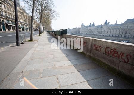 Paris, France. 20 mars 2020. L'expression 'lire en ses gouvess' est vue vaporisée sur un mur sur un Quai de la Megisserie désolate à Paris, France, le 20 mars 2020. Paris est en verrouillage depuis mardi pour freiner la propagation du Coronavirus, les citoyens étant forcés de fournir une attestation, ou des documents administratifs, pour expliquer leur cause d'être à l'extérieur. (Photo de Daniel Brown/Sipa USA) crédit: SIPA USA/Alay Live News Banque D'Images