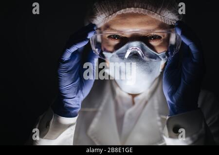 Portrait de la scientifique féminine en uniforme de protection médicale Banque D'Images