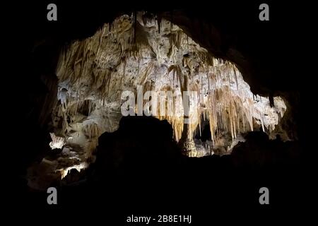 États-Unis, Nouveau-Mexique, comté de Eddy, parc national des grottes de Carlsbad. Vue sur les formations de cavernes de calcite de colonnes, de stalactities et de stalagmites undergro Banque D'Images