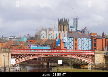 Un bus à impériale traverse le Crown point Bridge avec les gratte-ciel de Leeds en toile de fond Banque D'Images