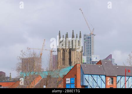 Leeds Minster parmi les gratte-ciel de Leeds Banque D'Images