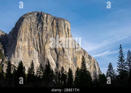 ÉTATS-UNIS, Californie, Mariposa County, parc national de Yosemite. La face sud d'El Capitan, le plus grand monolithe de granit du pays. Banque D'Images