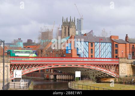 Un bus à impériale traverse le Crown point Bridge avec les gratte-ciel de Leeds en toile de fond Banque D'Images