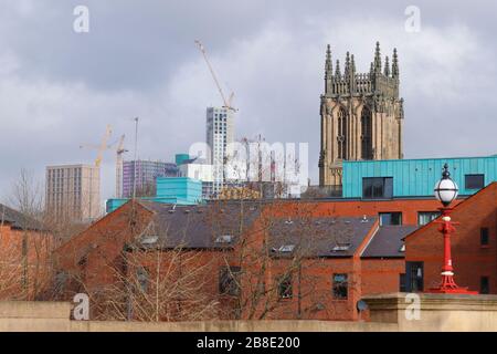 Leeds Minster parmi les gratte-ciel de Leeds Banque D'Images