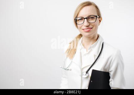 Portrait du médecin avec presse-papiers regardant l'appareil photo Banque D'Images