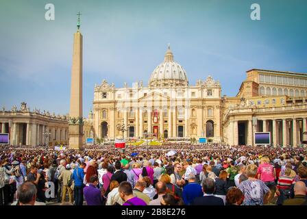 Rome, Italie - 24 avril 2011 : les foules se rassemblent à l'extérieur de la basilique Saint-Pierre à Rome le dimanche de Pâques. Banque D'Images