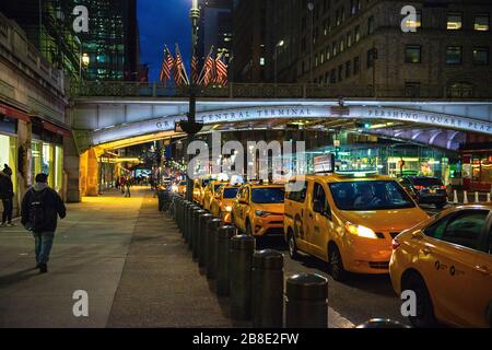 La ligne de taxi qui attend les passagers de la gare Grand Central pendant l'heure de pointe pendant l'éclosion de Coronavirus à New York. Banque D'Images