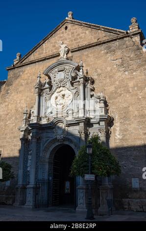 Porte d'entrée de l'église de Santos Justo y Pastor de la place de l'Université, Grenade, Espagne Banque D'Images