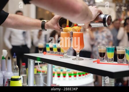 Des images horizontales du barman préparent un cocktail jaune dans la discothèque. Concept de fête et de fête Banque D'Images