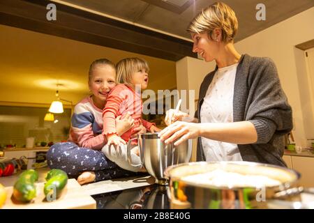 Mère et fille s'amuser dans la cuisine pendant la cuisson Banque D'Images