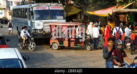 Ranthambhore, Inde - 10 novembre 2019:Tuk tuk stationné devant le bus Banque D'Images