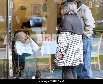 Ballwin, États-Unis. 21 mars 2020. Wilma Grove utilise un téléphone portable pour parler à ses enfants, Judy Kekich et Ed Grove lors de leur visite aux jardins Delmar sur les verts à Ballwin, Missouri, le 21 mars 2020. La famille a été forcée de rendre visite à sa mère de 100 ans chaque jour de l'extérieur en raison des préoccupations de Coronavirus. Les cas connus du Missouri de COVID-19, est à 73 y compris trois morts.photo par Bill Greenblatt/UPI crédit: UPI/Alay Live News Banque D'Images