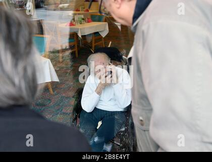 Ballwin, États-Unis. 21 mars 2020. Wilma Grove utilise un téléphone portable pour parler à ses enfants, Judy Kekich et Ed Grove lors de leur visite aux jardins Delmar sur les verts à Ballwin, Missouri, le 21 mars 2020. La famille a été forcée de rendre visite à sa mère de 100 ans chaque jour de l'extérieur en raison des préoccupations de Coronavirus. Les cas connus du Missouri de COVID-19, est à 73 y compris trois morts.photo par Bill Greenblatt/UPI crédit: UPI/Alay Live News Banque D'Images