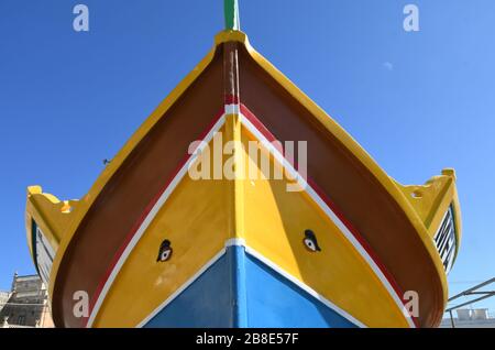 15 février 2020, Marsaxlokk, Malte: Marsaxlokk est un village de pêcheurs pittoresque à Malte. Les bateaux de pêche sont peints dans des couleurs traditionnelles et ont des symboles d'yeux à la prow pour la bonne chance. Samedi 15 février 2020 (Credit image: © Mark Hertzberg/ZUMA Wire) Banque D'Images