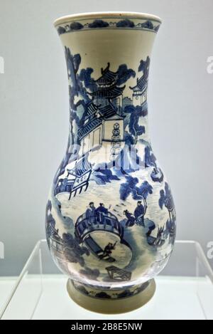 Vase bleu et blanc avec scènes du lac Ouest - Jingdezhen Ware - Kangxi Reign (AD 1662 - 1722) - dynastie Qing. Musée de Shanghai, Chine Banque D'Images