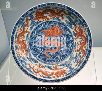 Plat avec bleu sous-glaçure et rouge surglaçant design de nuages et de dragons - Yongzheng Reign (1723 - 1735) dynastie Qing. Musée de Shanghai Banque D'Images
