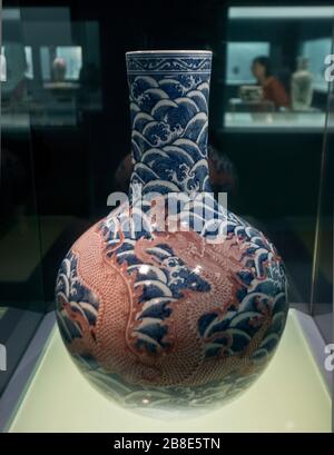 Vase à la décoration rouge sous-glaçante de dragons et vagues de mer - Jingdezhen Ware - Yongzheng Reign (1723 - 1735) dynastie Qing, Musée de Shanghai, Chine Banque D'Images