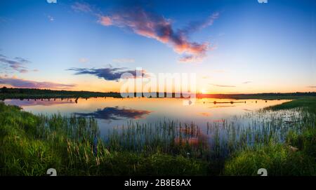 Panorama du beau coucher de soleil sur le lac Banque D'Images
