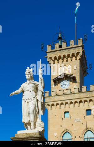 La Statue de la liberté et l'hôtel de ville de Saint-Marin, Saint-Marin Banque D'Images