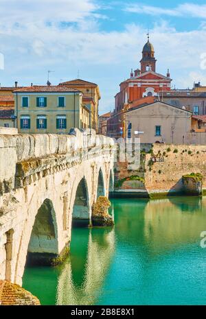 Vue sur Rimini avec le pont de Tiberius (Ponte di Tiberio), Emilie-Romagne, Italie Banque D'Images