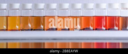 Les couleurs des fines d'espèces d'arbres de Dalbergia extraites de méthanol en suspension de méthanol pour aider les agents des douanes à identifier les espèces en voie de disparition. Banque D'Images
