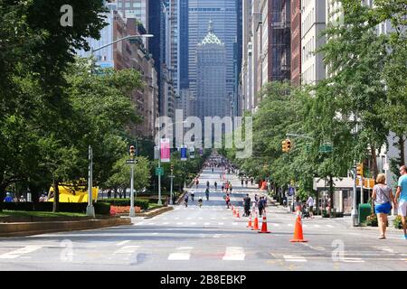 La foule de coureurs, de cyclistes et de piétons apprécient de prendre Park Avenue sur Upper East Side lors du festival Summer Streets, Manhattan, le 3 AOÛT 201 Banque D'Images