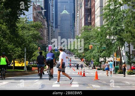 La foule de coureurs, de cyclistes et de piétons apprécient de prendre Park Avenue sur Upper East Side lors du festival Summer Streets, Manhattan, le 3 AOÛT 201 Banque D'Images