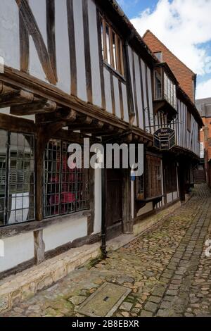 St John's Alley, Devizes, Wiltshire, Royaume-Uni Grade II a classé les boutiques du XVIe siècle Banque D'Images