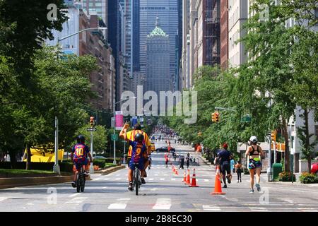 La foule de coureurs, de cyclistes et de piétons apprécient de prendre Park Avenue sur Upper East Side lors du festival Summer Streets, Manhattan, le 3 AOÛT 201 Banque D'Images