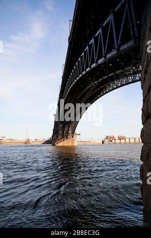 Pont et chemin de fer St Louis Missouri Arch sur le Mississippi Banque D'Images