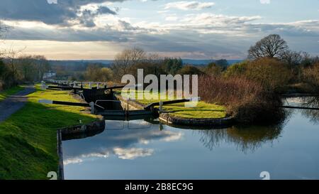 Vue sur les écluses de Caen Hill sur le canal Kennet & Avon, Devizes, Wiltshire, Royaume-Uni Banque D'Images