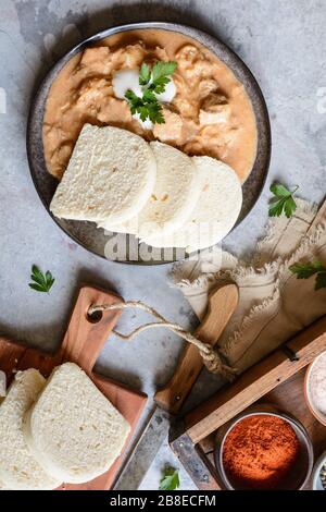 Goulash de porc Szegedin hongrois classique avec boulettes sur une plaque en céramique Banque D'Images