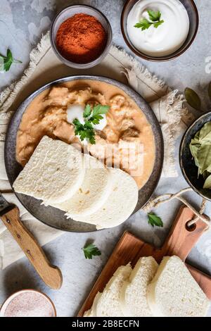 Goulash de porc Szegedin hongrois classique avec boulettes sur une plaque en céramique Banque D'Images