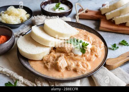 Goulash de porc Szegedin hongrois classique avec boulettes sur une plaque en céramique Banque D'Images