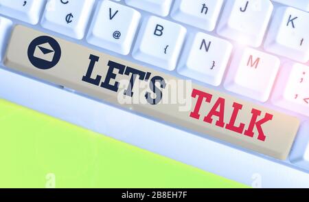 L'écriture conceptuelle de la main montrant les lets est Talk. Concept signifiant suggérant au début d'une conversation sur le sujet Banque D'Images