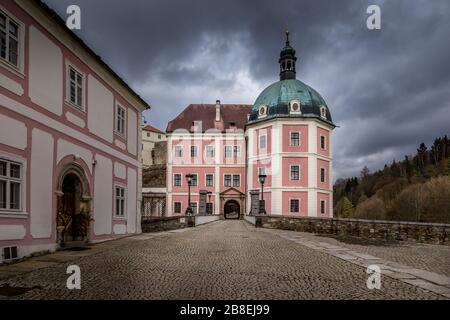 Château baroque et Château gothique dans l'ancienne ville de Becov nad Teplou, République tchèque Banque D'Images