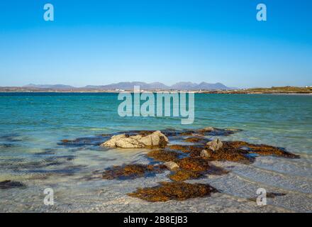 Plage de Mannin, Connemara. Le parc national du Connemara est l'un des six parcs nationaux d'Irlande. Banque D'Images