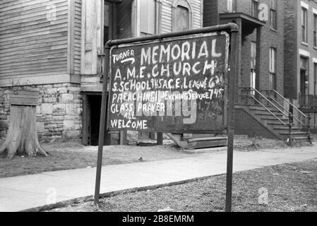 Signe à l'extérieur de l'église dans la ceinture noire, Chicago, Illinois, États-Unis, Edwin Rosskam pour l'Administration américaine de la sécurité agricole, juillet 1941 Banque D'Images