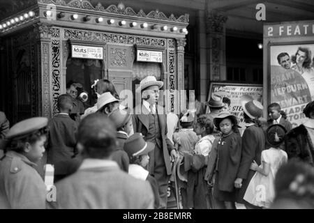 Enfants devant le théâtre de photos en mouvement, le dimanche de Pâques, Black Belt, Chicago, Illinois, États-Unis, Edwin Rosskam pour la U.S. Farm Security Administration, avril 1941 Banque D'Images