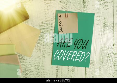 La rédaction conceptuelle de la main montre êtes-vous couvert question. Concept signification demander s'ils avaient une assurance au travail ou à vie enveloppe feuille de papier sm Banque D'Images