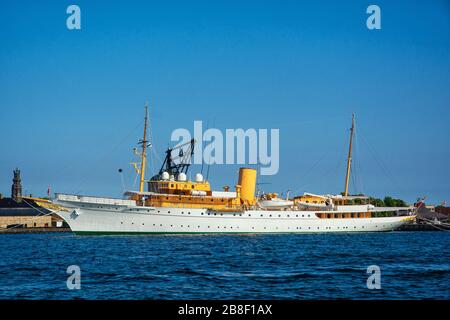 Yacht dans le port de Copenhague au Danemark Banque D'Images