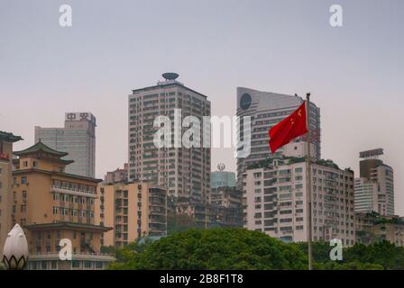 Chongqing, Chine - 9 mai 2010 : centre-ville. Plusieurs immeubles de bureaux et de tours résidentiels dans différents styles et couleurs avec drapeau rouge chinois et galette Banque D'Images