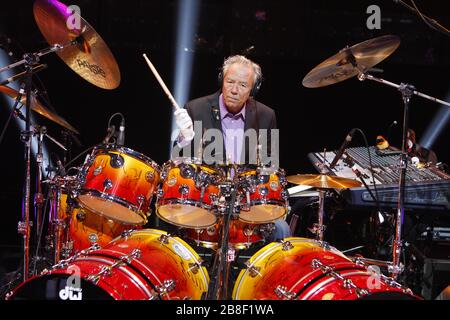 Le batteur Nigel Olsson réalise une séance photo avant de se présenter avec Elton John au BankAtlantic Center près de fort Lauderdale, en Floride. Banque D'Images