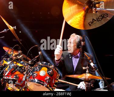 Le batteur Nigel Olsson réalise une séance photo avant de se présenter avec Elton John au BankAtlantic Center près de fort Lauderdale, en Floride. Banque D'Images