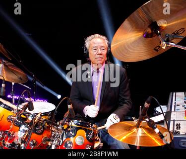 Le batteur Nigel Olsson réalise une séance photo avant de se présenter avec Elton John au BankAtlantic Center près de fort Lauderdale, en Floride. Banque D'Images