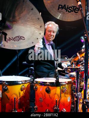 Le batteur Nigel Olsson réalise une séance photo avant de se présenter avec Elton John au BankAtlantic Center près de fort Lauderdale, en Floride. Banque D'Images