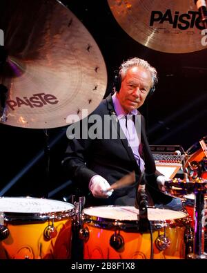 Le batteur Nigel Olsson réalise une séance photo avant de se présenter avec Elton John au BankAtlantic Center près de fort Lauderdale, en Floride. Banque D'Images